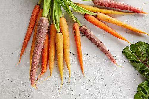 La carota: storia, proprietà e benefici di una radice colorata che nutre corpo e benessere